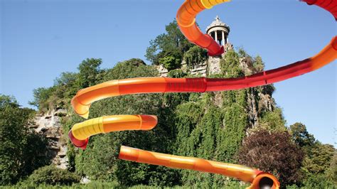 Un Parc Aquatique Avec Toboggan G Ant D Barque Aux Buttes Chaumont Cet