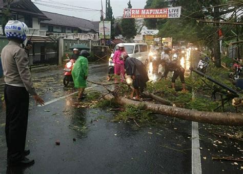 Akhir Pekan Kelam Di Kabupaten Bogor Hujan Deras Sebabkan Banjir Dan