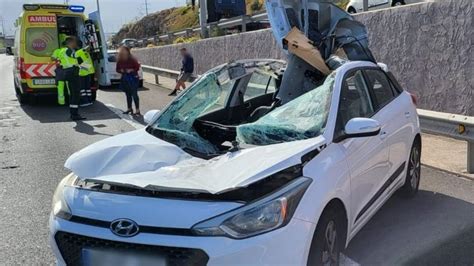 La rueda de un camión se empotra en un coche en Tenerife La Provincia