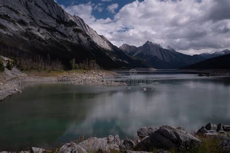 Un Tiro Largo De La Exposici N Del Lago Medicine Jasper National Park