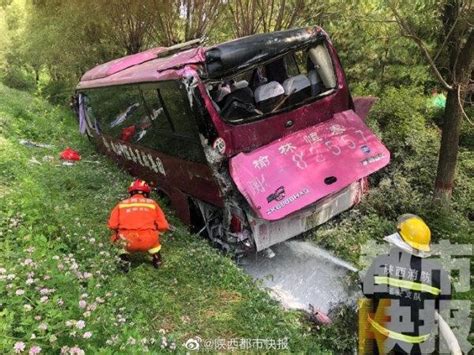 突发！陕西一客车与货车高速公路相撞后侧翻，事故致7人被困，18人受伤腾讯新闻