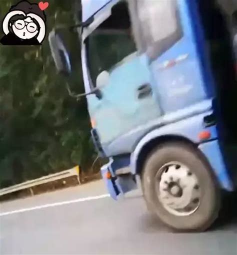 四川高速上一貨車起火，司機未察覺繼續行駛，後車超車大吼提醒 每日頭條