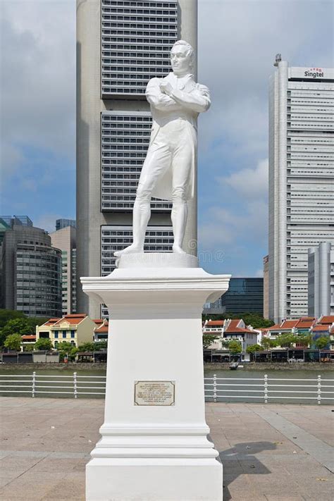 Statua Di Marmo Bianco Di Sir Stamford Raffles Fondatore Della Moderna