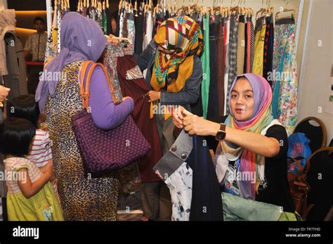 Muslim Women Smile Hi Res Stock Photography And Images Alamy