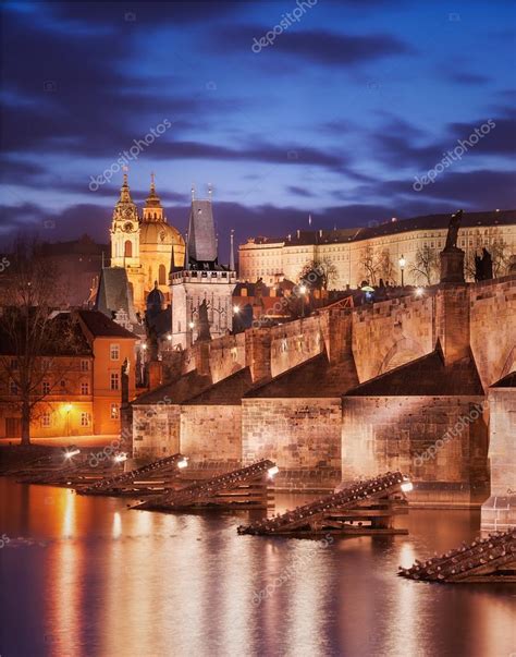 Puente De Carlos Y Vista A La Catedral De San Vito Al Atardecer Praga