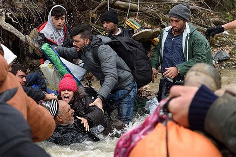 Refugee Crisis Dramatic Scenes As Hundreds Of Migrants Wade Across