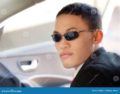 Hombre En Gafas De Sol En Coche Imagen De Archivo Imagen De Joven