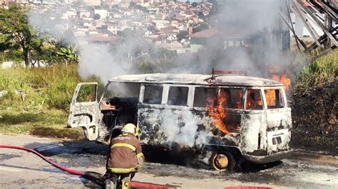 Feirante tem kombi destruída por incêndio Notícias de Poços de Caldas