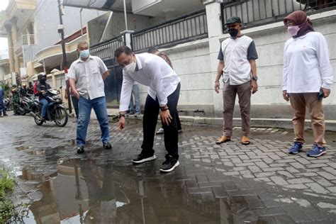 Eri Cahyadi Cek Genangan Air Hujan Di Tambaksari Saluran Air Nya