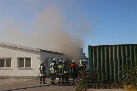 Fotos Gro Alarm F R Feuerwehren Nach Autowerkstatt Brand In Ampfing Am