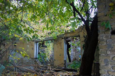 Una Vieja Casa En Ruinas Abandonada Foto Premium