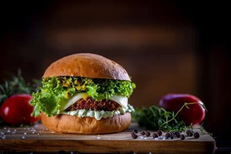 Faça hambúrguer de frango crocante queijo alface tomate e molho