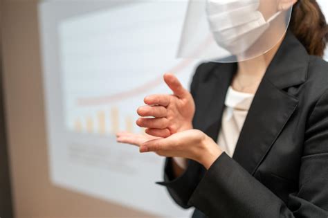 手話通訳士になるには資格が必要？仕事内容や試験情報を解説｜医療・福祉のお仕事辞典