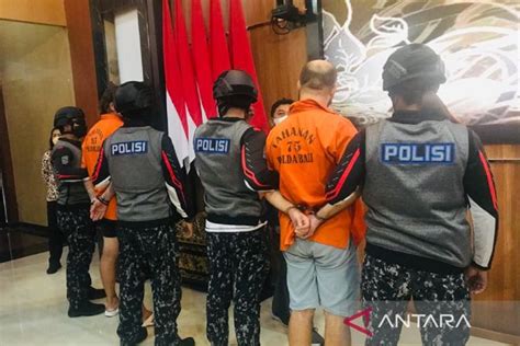 Detik Detik Polri Kawal Pemulangan Dua Buron Interpol Di Bandara Bali