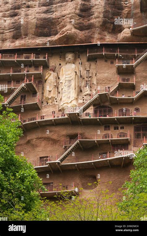 Las Escaleras Y Los Pasillos Adjuntos A La Escarpada Rockface Permiten