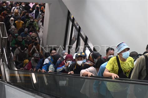 Kepadatan Penumpang Transit Di Stasiun Manggarai Antara Foto