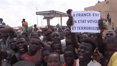 Niger Des Milliers De Personnes Rassemblées Pour Réclamer Le Départ