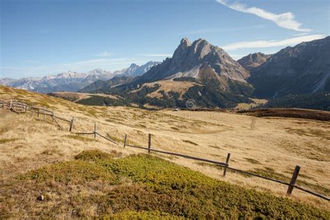 Sass De Putia Monta Sobre Un Pasto En Dolomitas Por La Noche Foto De