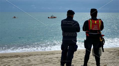 Strage A Cutro Riprese Le Ricerche In Mare Tra I 30 E I 50 I Migranti