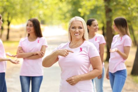 Mujer Madura Hermosa Con La Cinta Rosada Al Aire Libre Concepto Del C