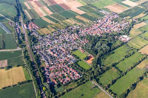 Winden Von Oben Ortsansicht Am Rande Von Landwirtschaftlichen Feldern