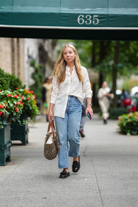 Cómo llevar mom jeans con mocasines en Primavera Verano 2023 Vogue