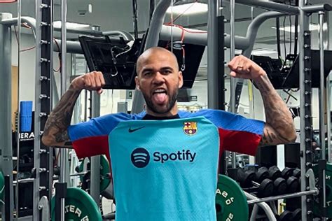 Fc Barcelona Dani Alves Luce De Nuevo El Escudo Del Bar A Marca