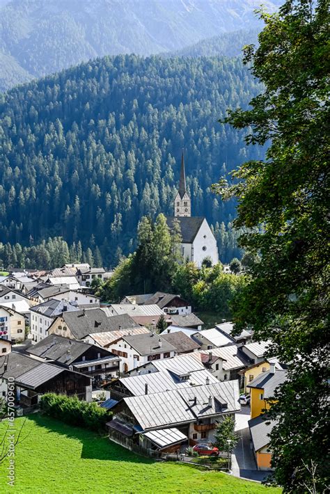 Scuol Kirche Engadiner Dorf Unterengadin Alpen Schlucht Wanderweg