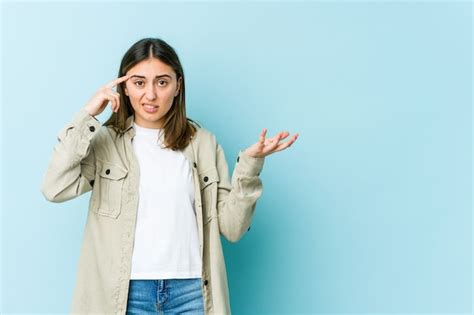 Mujer joven mostrando un gesto de decepción con el dedo índice Foto