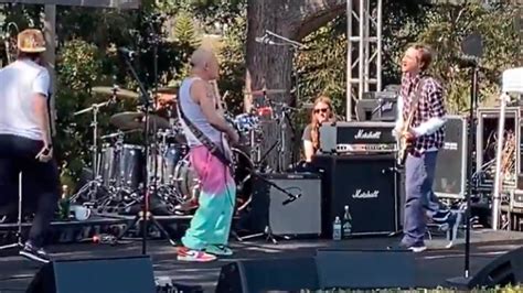 Watch RED HOT CHILI PEPPERS Perform Live With JOHN FRUSCIANTE For First Time Since