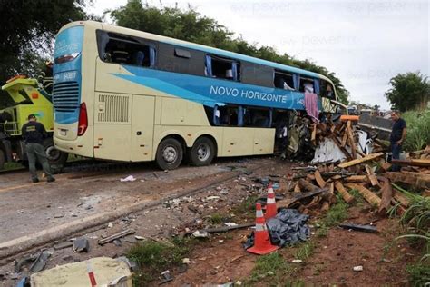 5 vítimas de acidente entre carreta e ônibus seguem internadas Gazeta