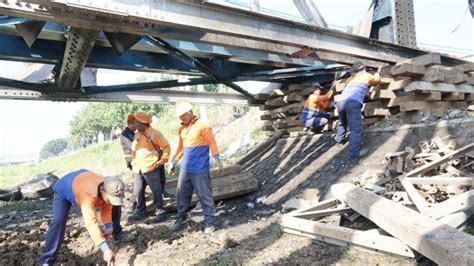 Ka Brantas Tabrak Truk Di Semarang Sopir Sempat Lambaikan Tangan Ke