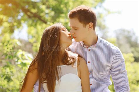 Beso Sensual Jóvenes Pareja Besándose Y Haciendo El Amor Amantes De Los