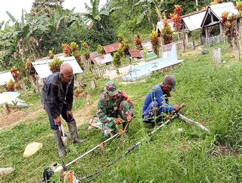 Babinsa Koramil 1705 02 Napan Bantu Warga Bersihkan Makam Di Kampung