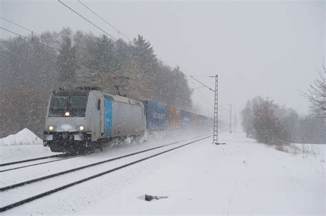 Eine Unbekannt Gebliebene 185 Von Railpool Mit Einem Containerzug Bei