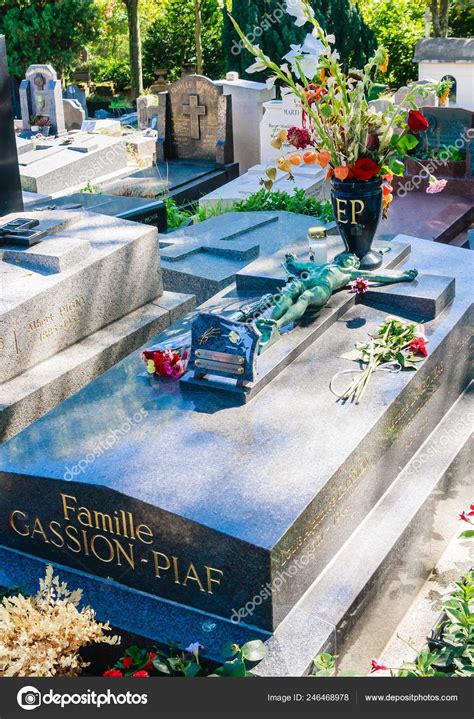 Tombe D Edith Piaf Cimeti Re P Re Lachaise Paris France Photo