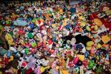 Filipino man collects record 200,000 toys from fast-food chains | Daily ...