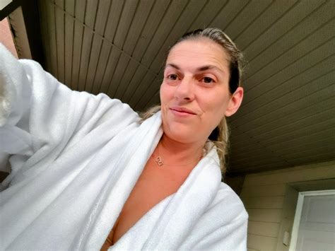 I know I'm older than most here, but what do you think? (43F) : r/amihot