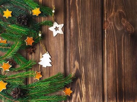 Juguetes De Rbol De Navidad De Madera Sobre Un Fondo De Madera Con