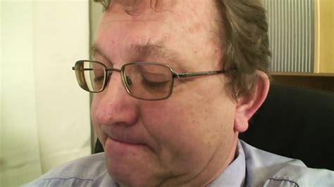 Des MILF excitées sucent une bite à tour de rôle puis se font baiser jusqu à des éjaculations de