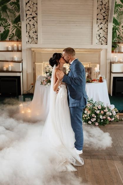 El Primer Baile De Los Novios Dentro De Un Restaurante Foto Premium