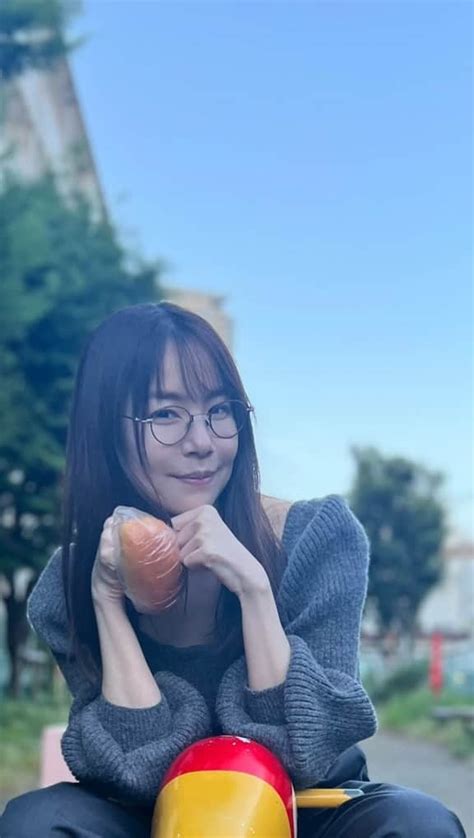 野村麻純さんのインスタグラム動画 野村麻純instagram「⁡ クリームパンを貰ったので一緒に散歩しました。 ⁡ ⁡ ⁡ ⁡ 途中