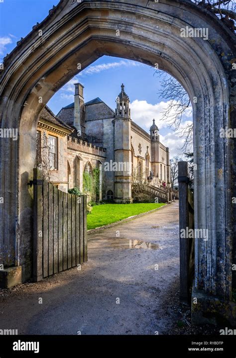 Lacock abbey harry potter hi-res stock photography and images - Alamy