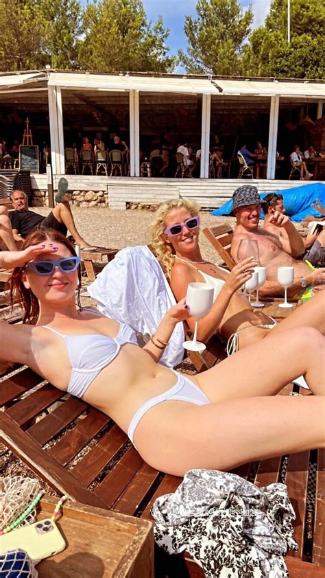 Hot Sexy Mieke Billing Smith Bikini Pics