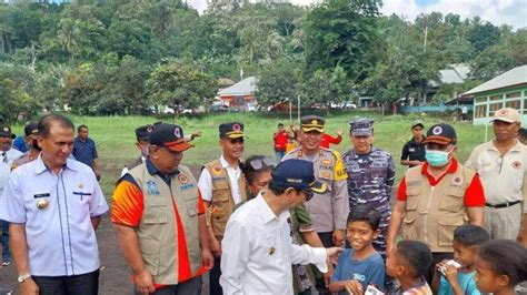 Pj Gubernur Ntt Bawa Bantuan Rp Juta Dan Logistik Bencana Erupsi