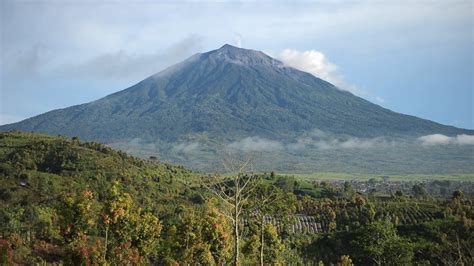 Gunung Kerinci Meletus Muntahkan Abu Vulkanik Setinggi Meter