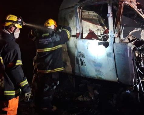 Carretas Batem De Frente Na Br Se Incendeiam E Os Dois Motoristas