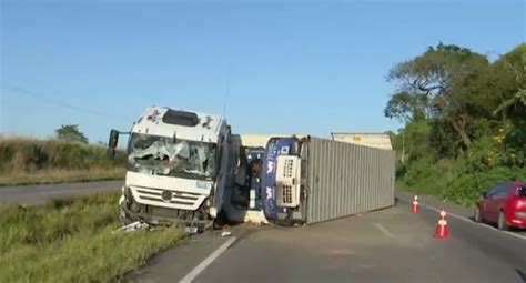 Carreta tomba em Santa Rita na Paraíba fecha parcialmente a BR 230 e