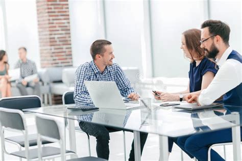 A Equipe Do Neg Cio Discute Ideias Para Um Projeto Novo Do Neg Cio