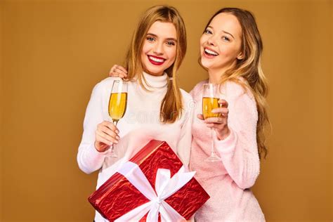 Deux Belles Filles Blondes Posant Sur Le Fond Dor Photo Stock Image